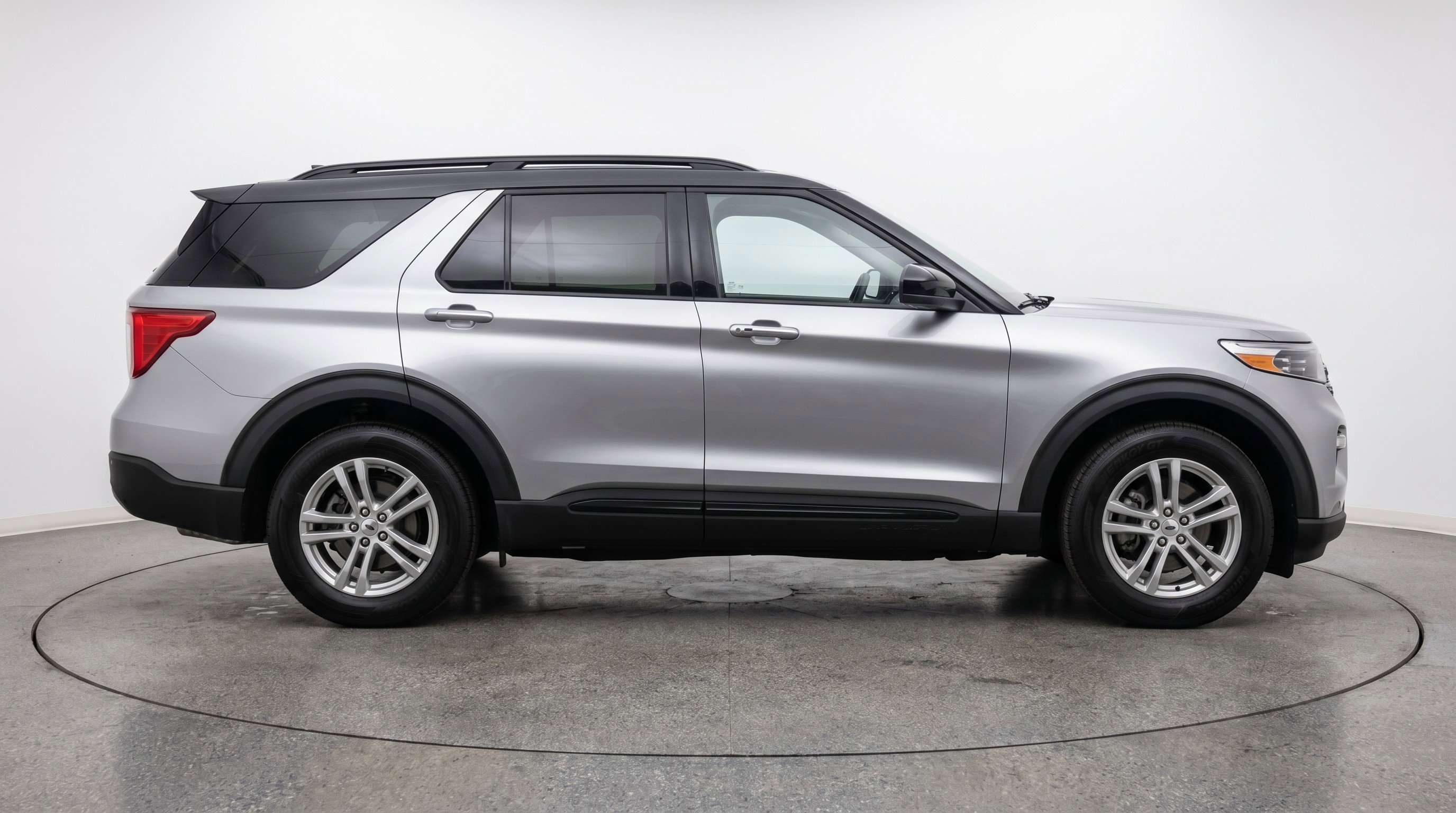 Used 2024 Ford Explorer XLT w/ Equipment Group 202A RWD image 11