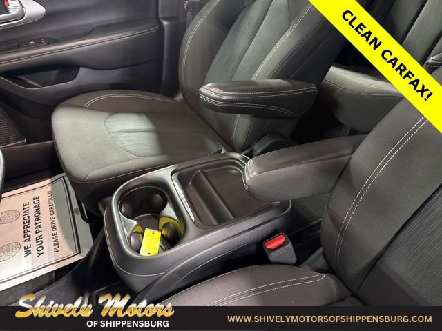 Used 2024 Chrysler Pacifica Touring image 21