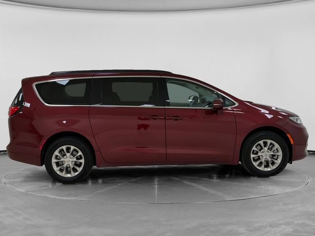 Used 2022 Chrysler Pacifica Touring-L AWD/4WD image 2
