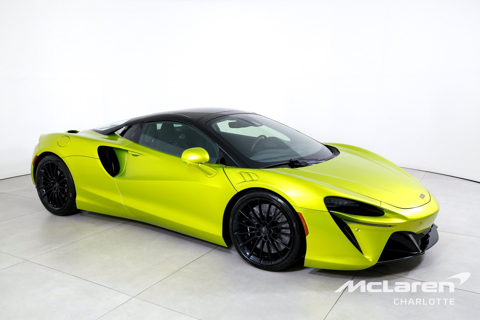 Used 2025 McLaren Artura Spider RWD image 3