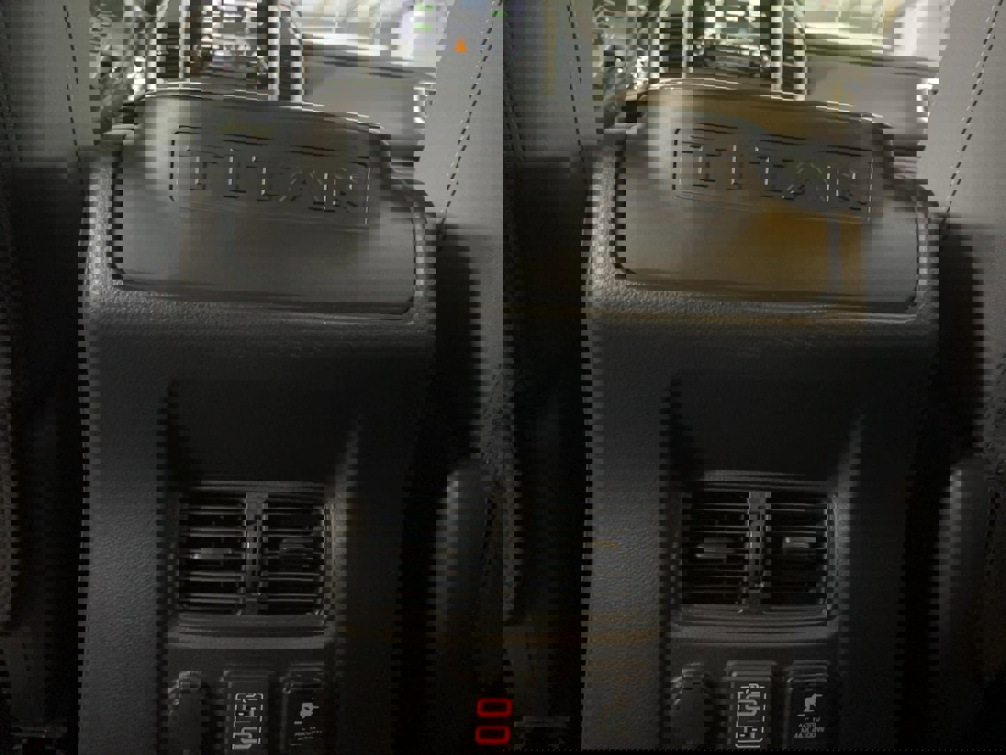 Used 2021 Nissan Titan SV w/ SV Convenience Package image 7