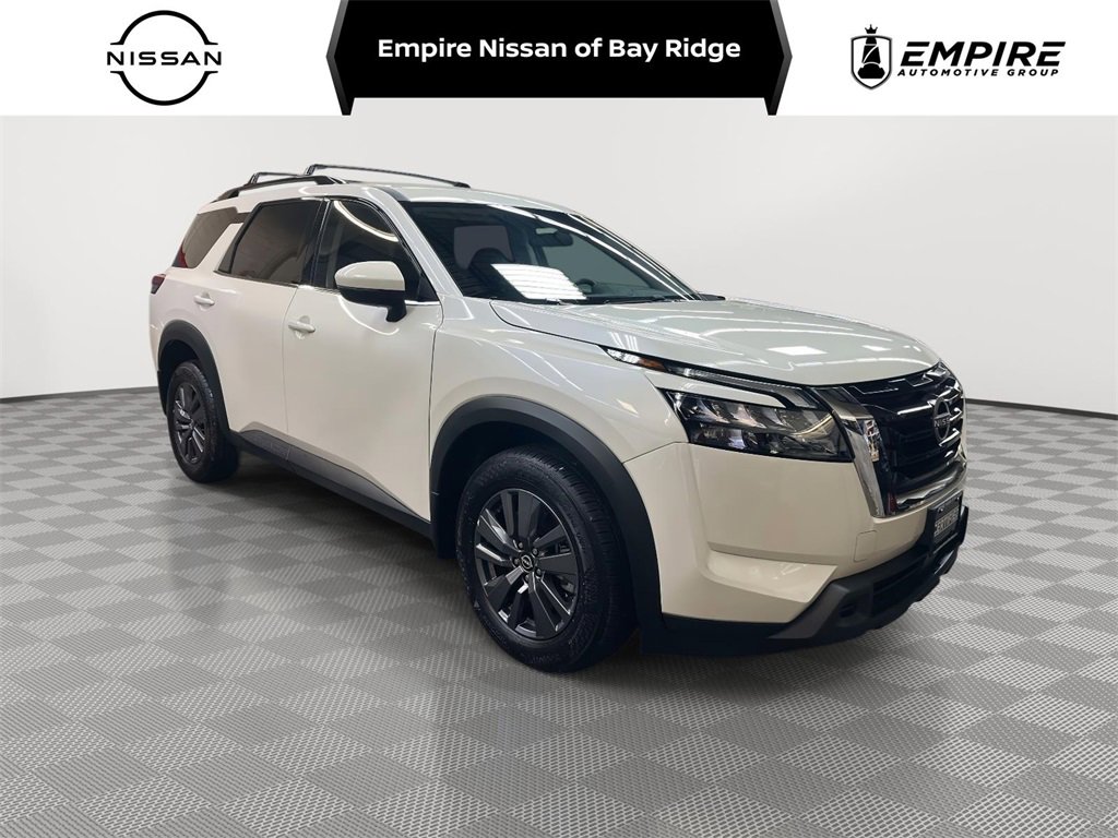 Used 2024 Nissan Pathfinder SV image 1