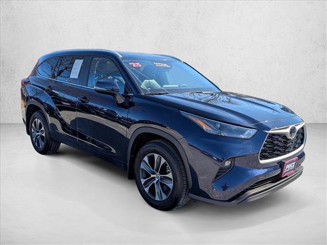 Used 2025 Toyota Highlander XLE image 3