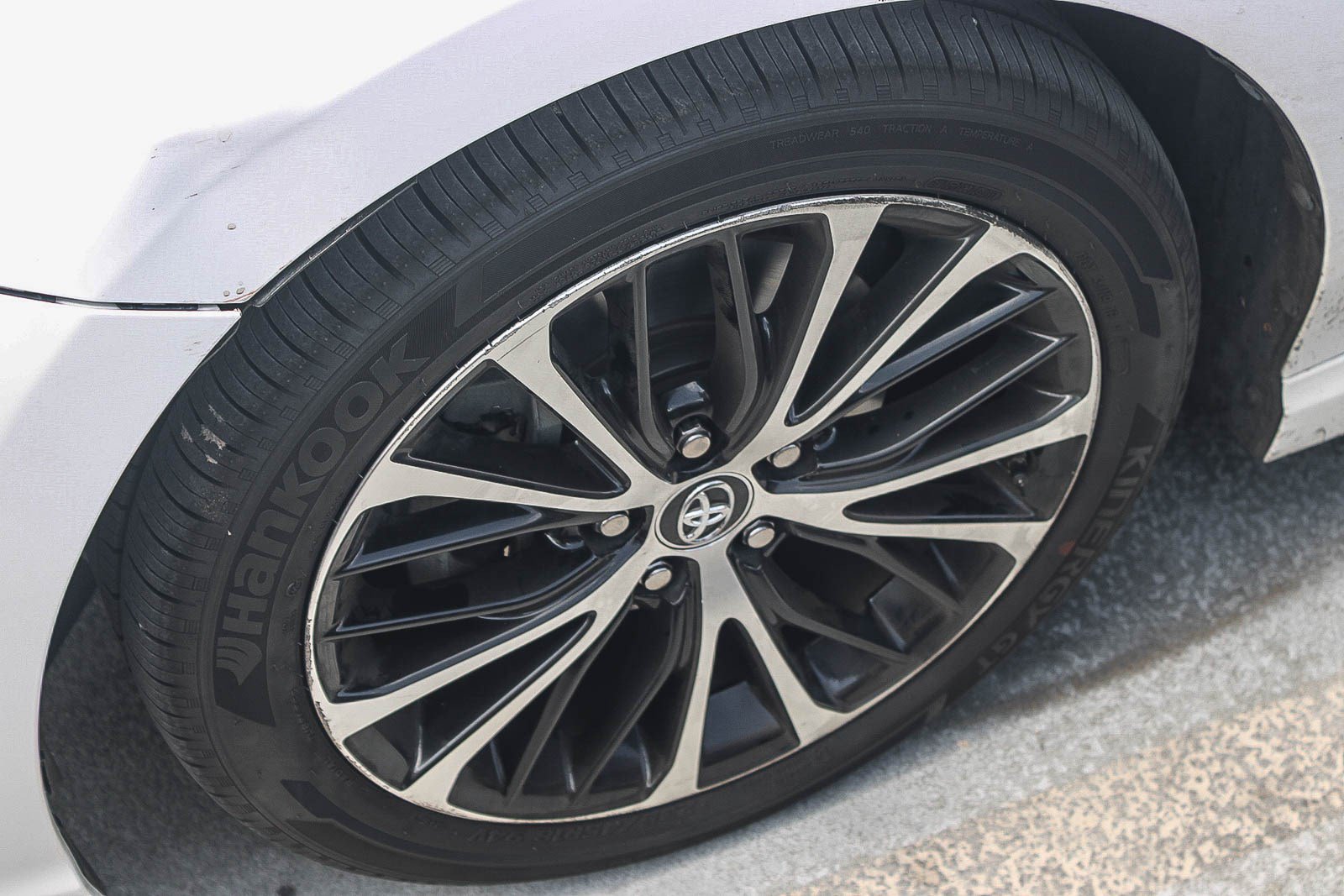 Used 2018 Toyota Camry SE w/ Moonroof Package FWD image 8
