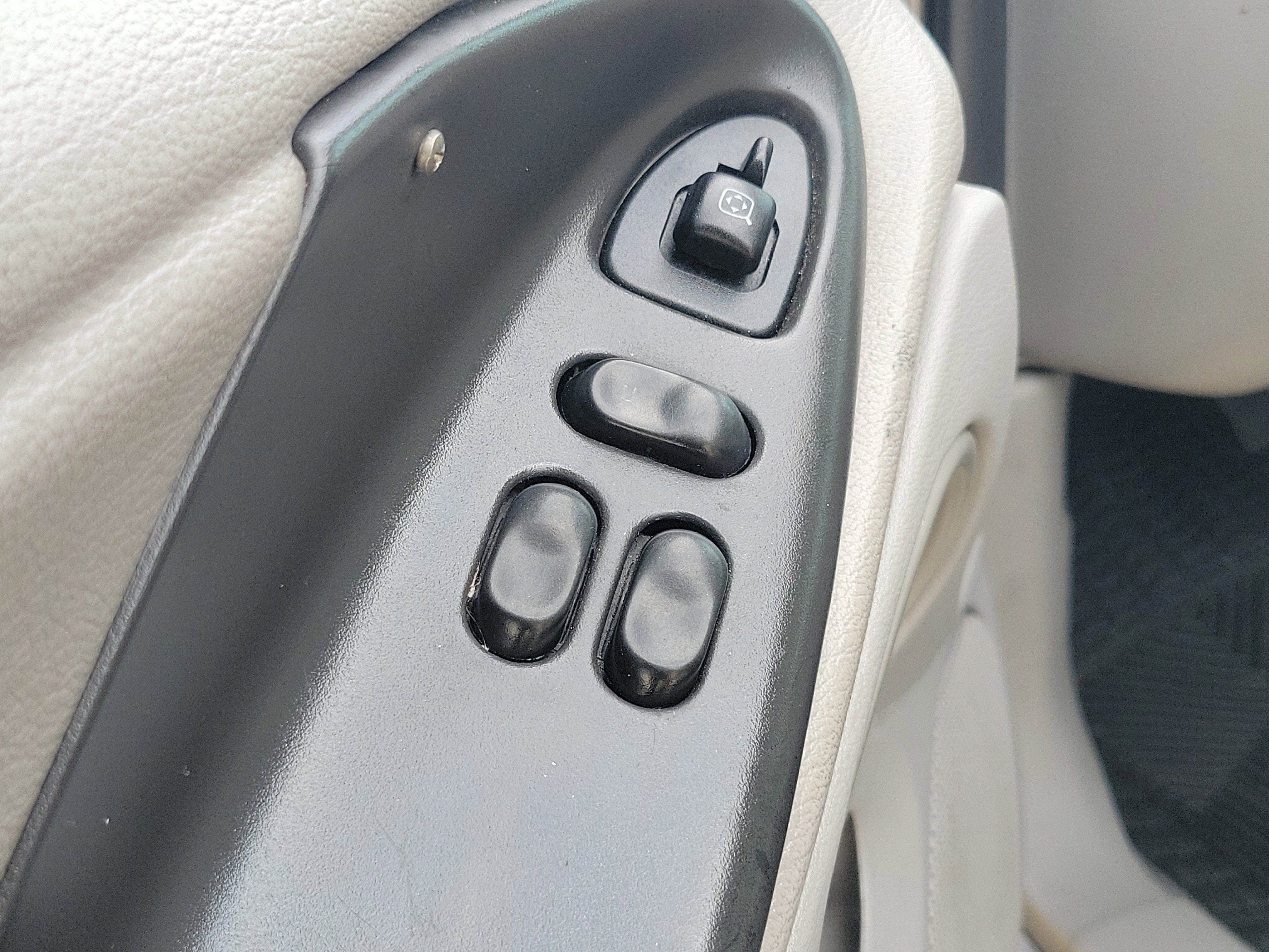 Used 2004 Ford Mustang Premium RWD image 10