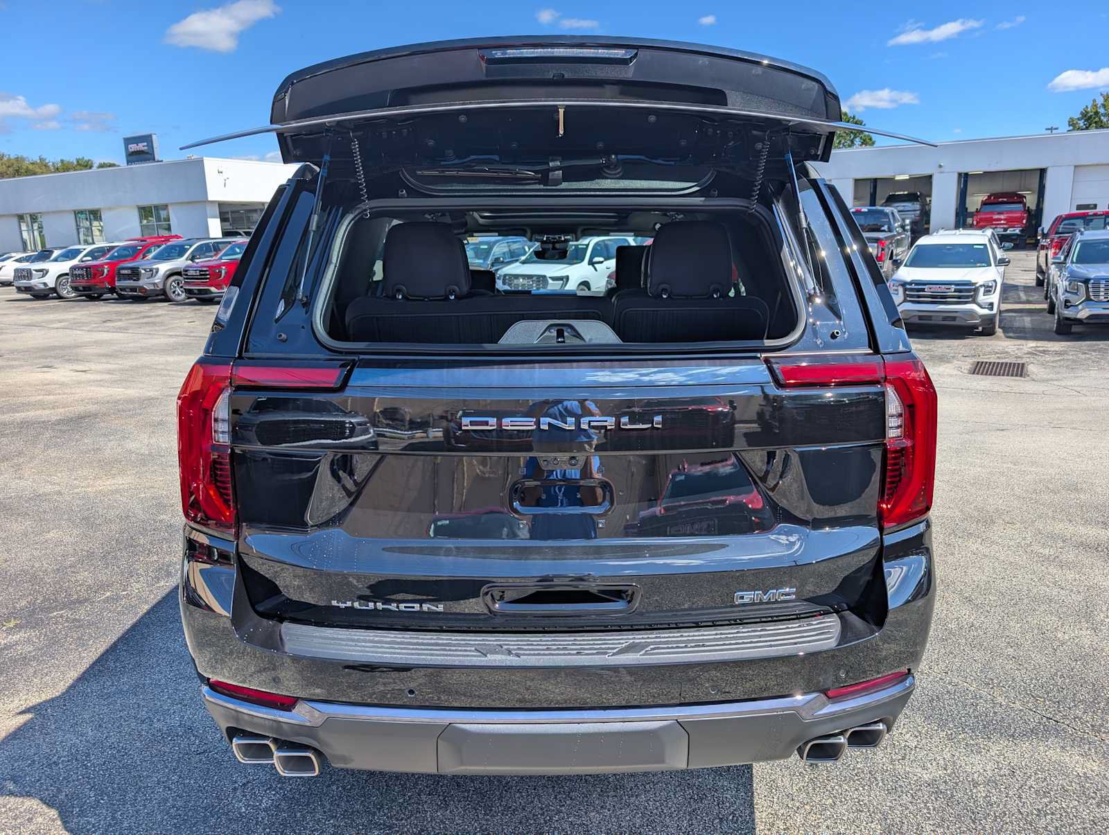 New 2026 GMC Yukon Denali Ultimate w/ LPO, Floor Liner Package AWD/4WD image 8