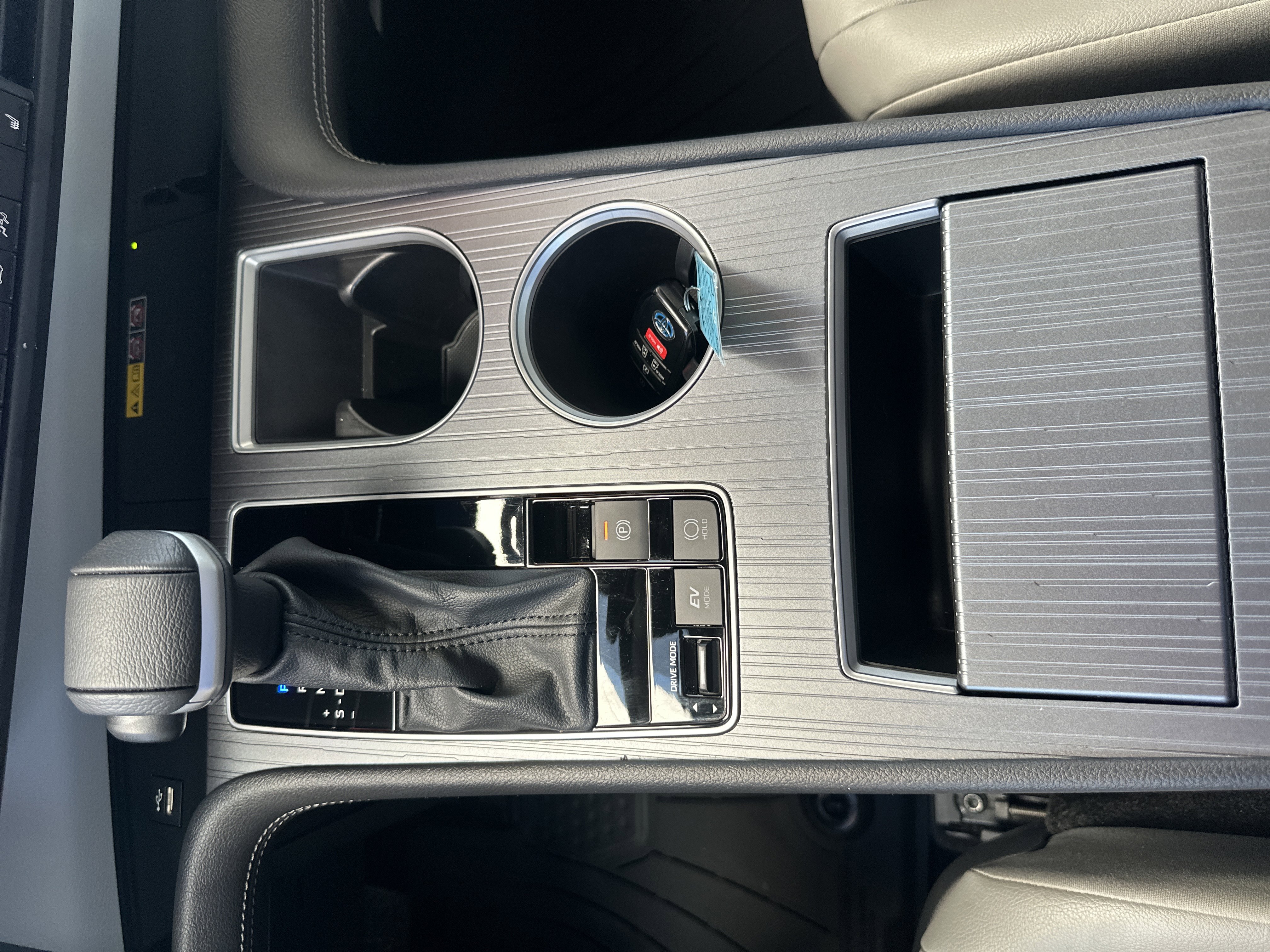 Certified 2025 Toyota Sienna XLE FWD image 32