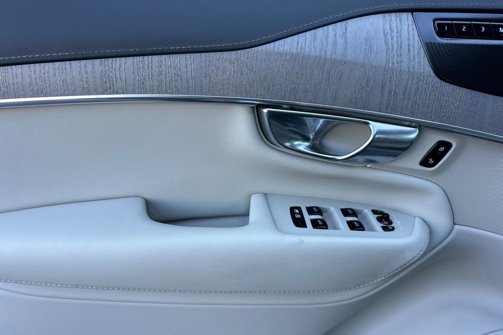 Used 2025 Volvo XC90 B6 Ultra image 10