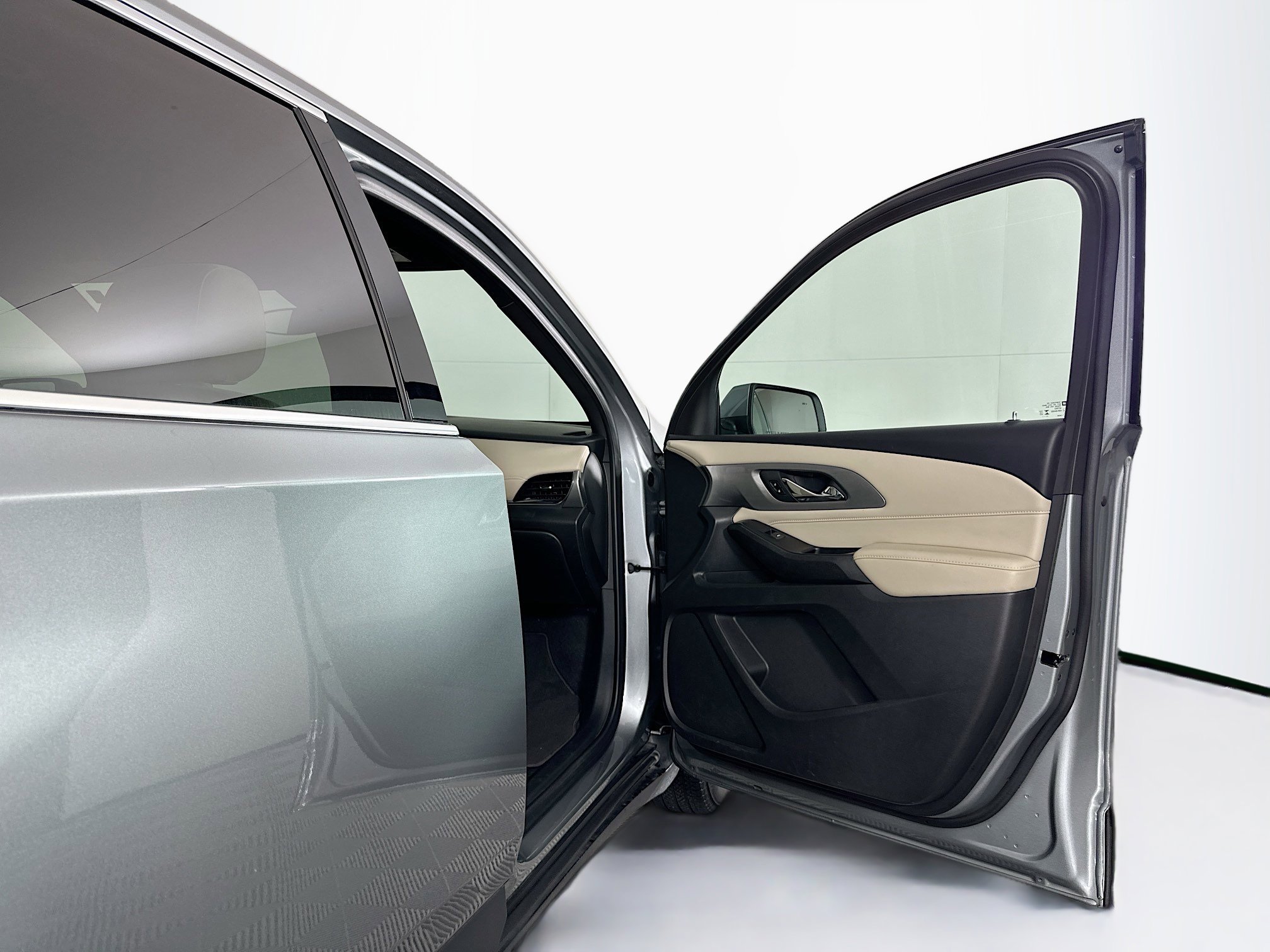 Used 2023 Chevrolet Traverse LS w/ Safety Package image 32