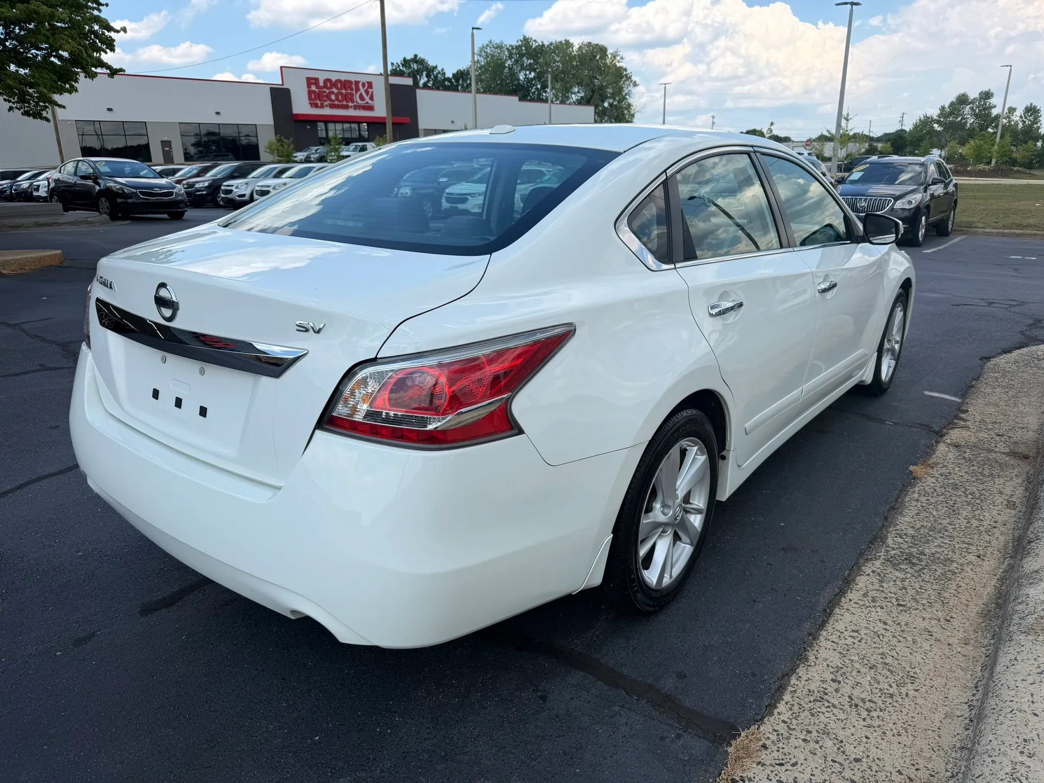 Used 2015 Nissan Altima 2.5 SV w/ Convenience Package FWD image 7