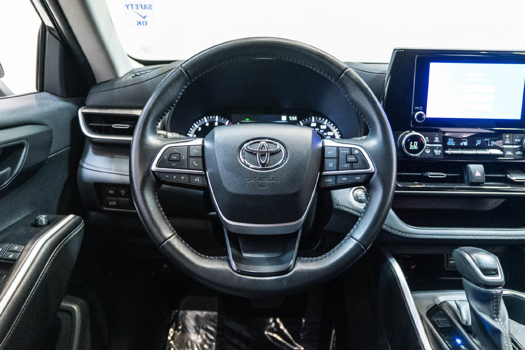 Used 2025 Toyota Highlander LE AWD/4WD image 14
