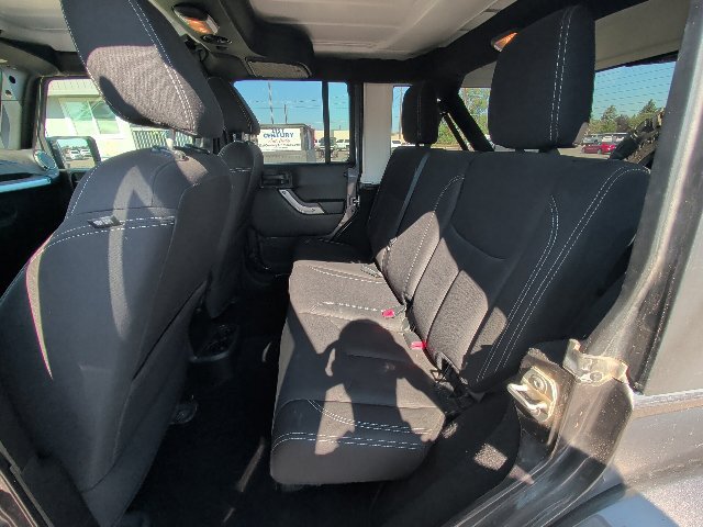 Used 2018 Jeep Wrangler Unlimited Sahara AWD/4WD image 5