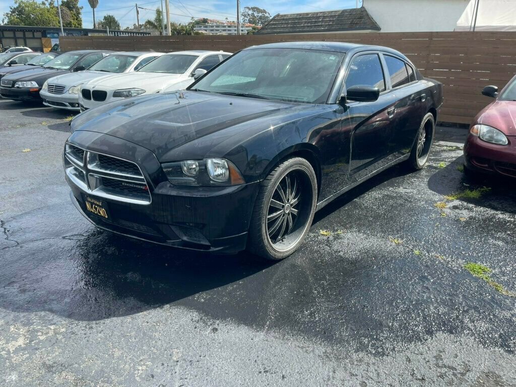 Used 2014 Dodge Charger SE RWD image 1