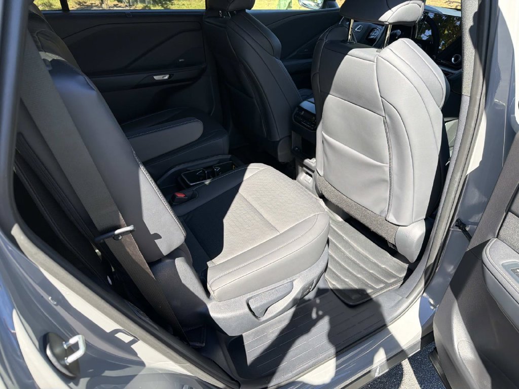 Used 2025 Lexus TX 500h AWD w/ Technology Package image 21