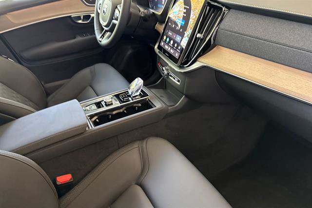Used 2026 Volvo XC90 B5 Plus w/ Protection Package Premier AWD/4WD image 17