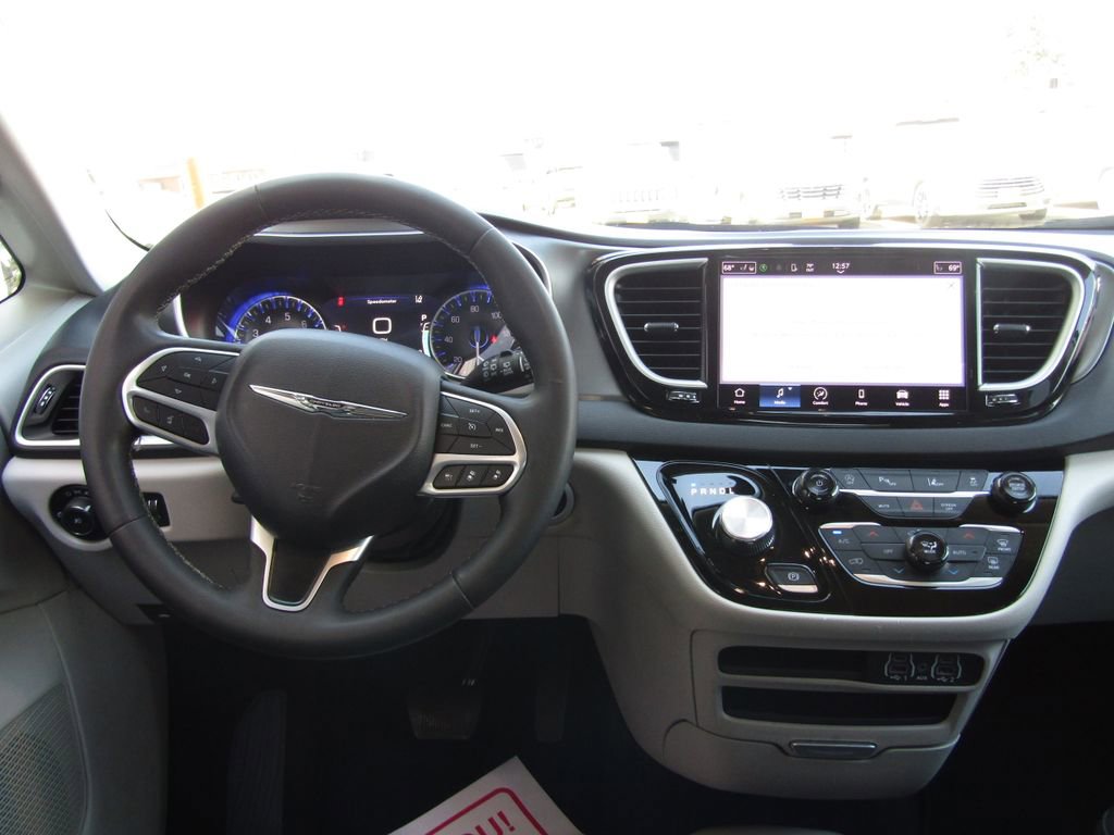 Used 2024 Chrysler Pacifica Touring-L image 5
