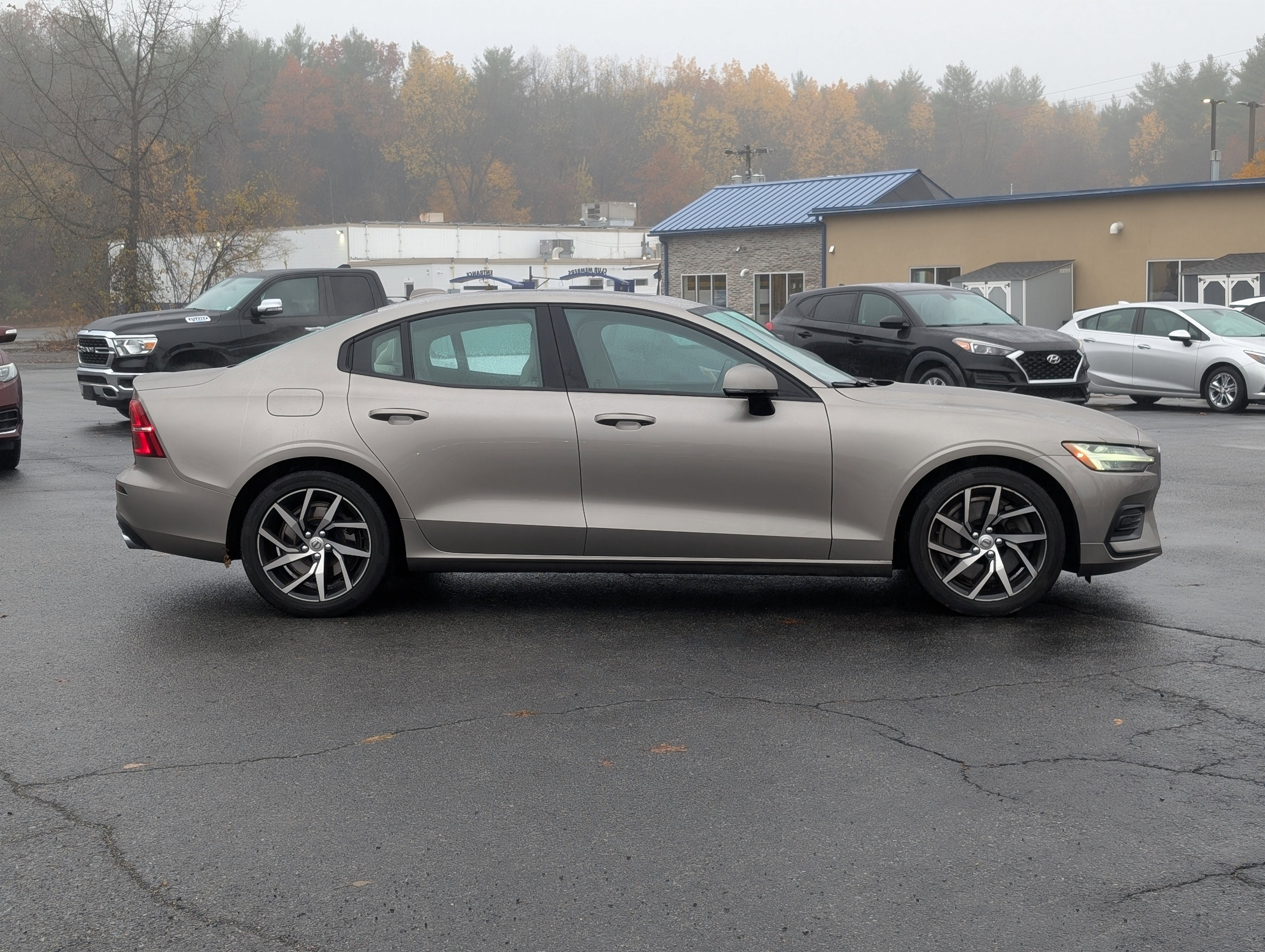 Used 2020 Volvo S60 T6 Momentum image 12