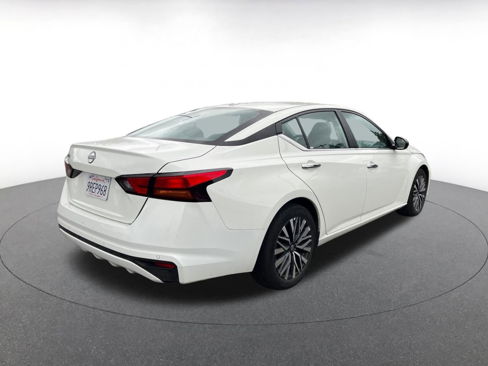 Used 2025 Nissan Altima 2.5 SV FWD image 9