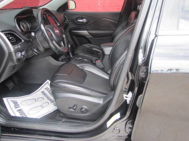 Used 2019 Jeep Cherokee Latitude Plus image 10