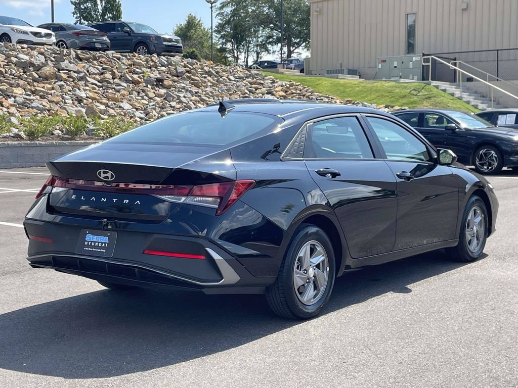 Certified 2025 Hyundai Elantra SE w/ Cargo Package FWD image 3