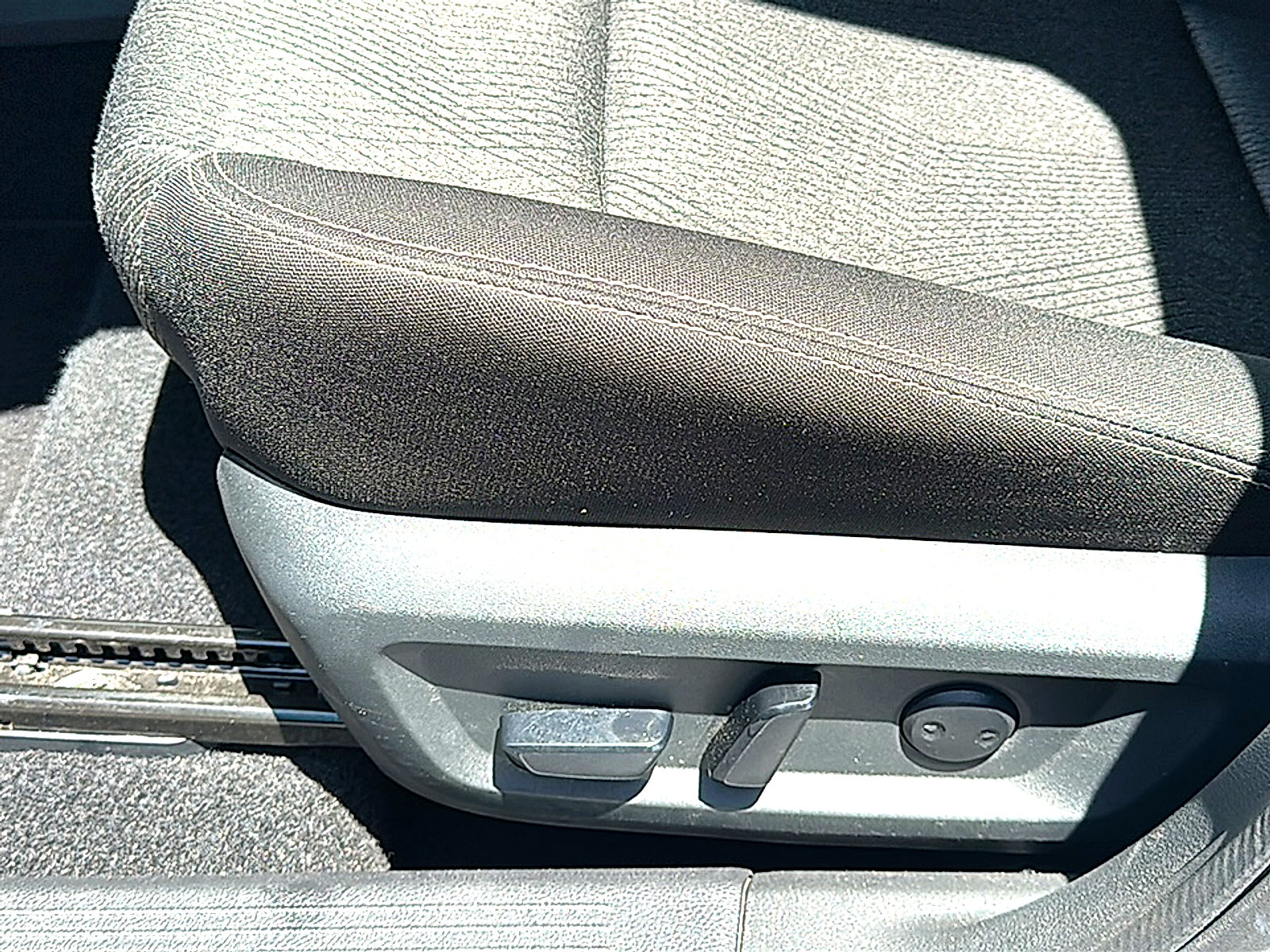 Used 2025 Nissan Rogue SV FWD image 15
