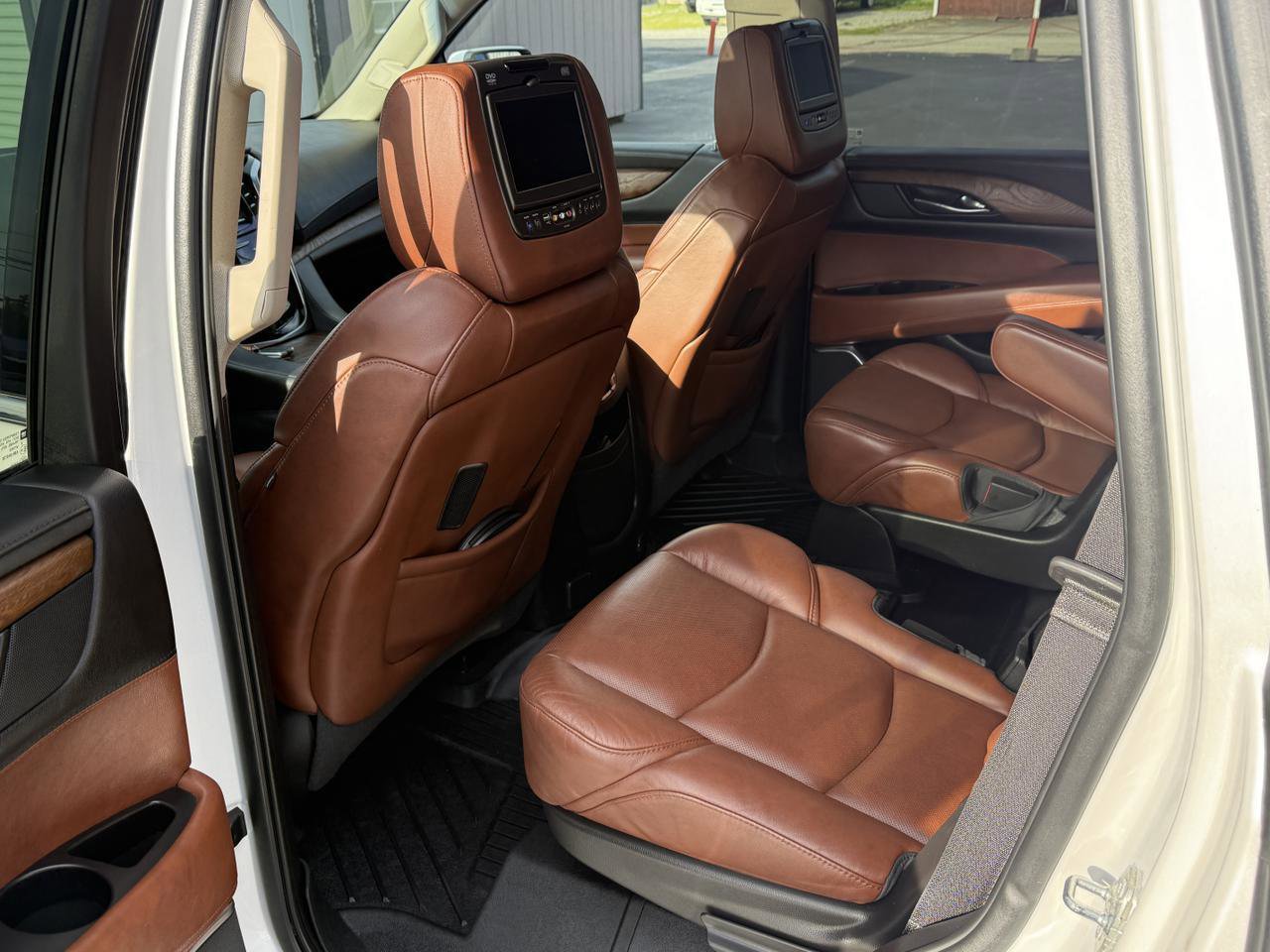 Used 2019 Cadillac Escalade Luxury AWD/4WD image 16