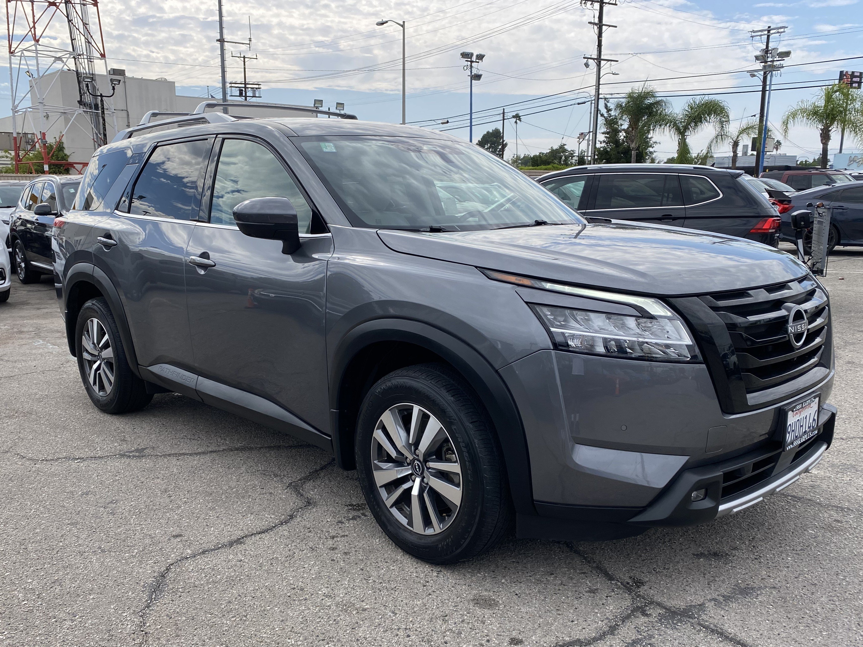 Used 2023 Nissan Pathfinder SL w/ Lighting Package (N92) FWD image 8