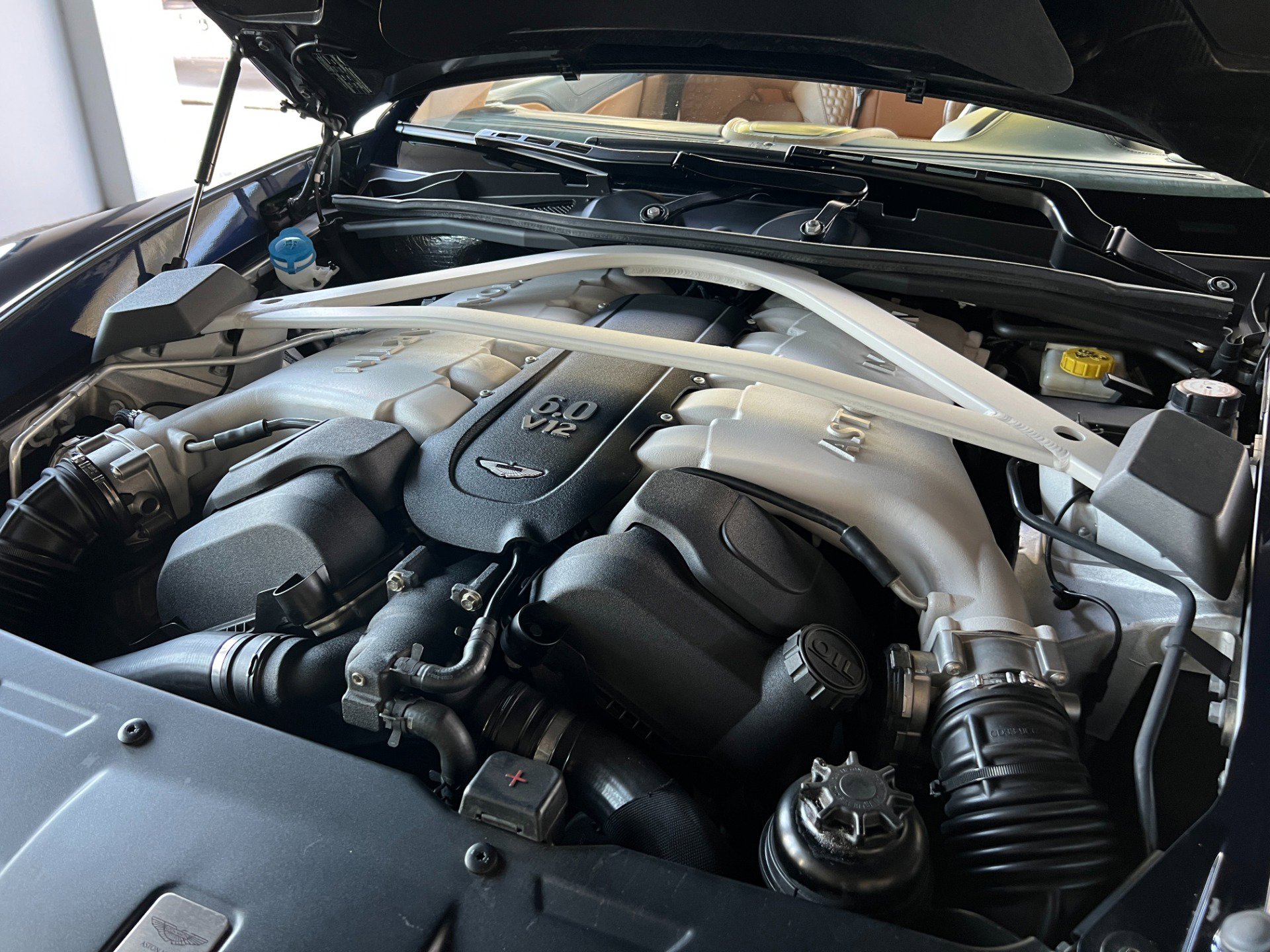 Used 2014 Aston Martin Vanquish Volante image 43