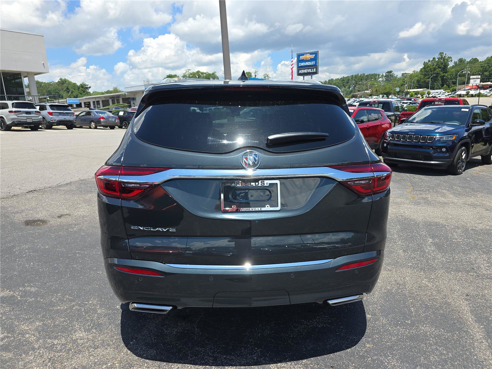 Used 2021 Buick Enclave Avenir w/ Avenir Technology Package FWD image 4