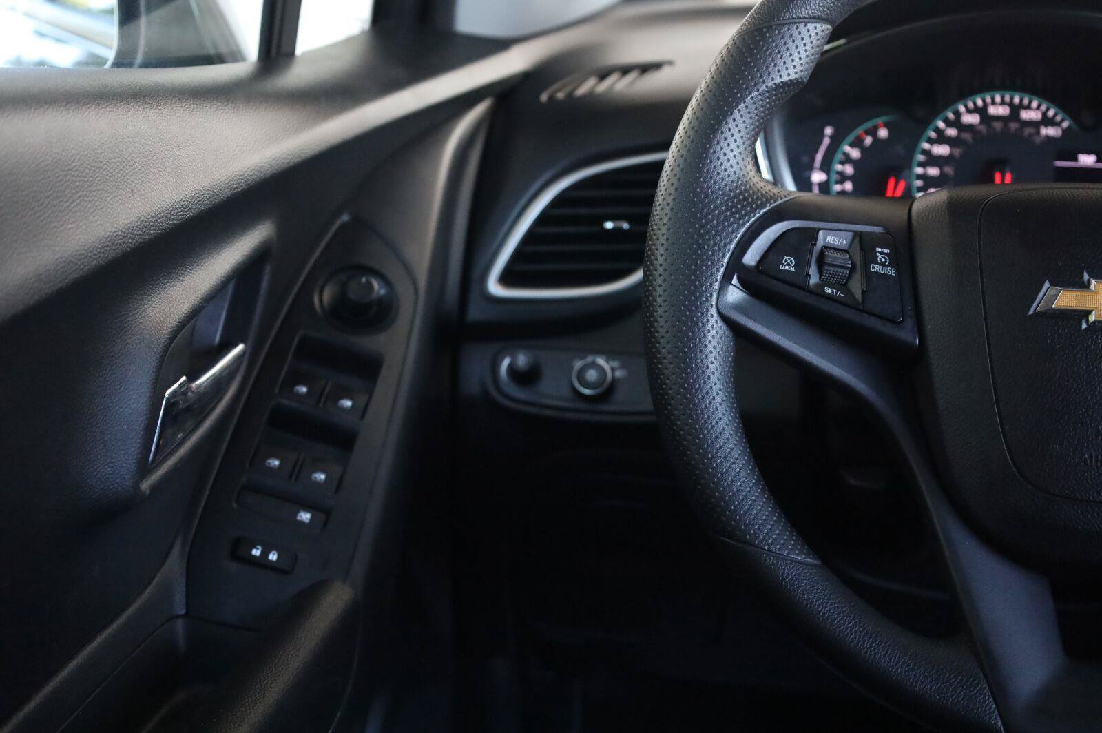 Used 2022 Chevrolet Trax LS w/ Tint and Cruise Package FWD image 30