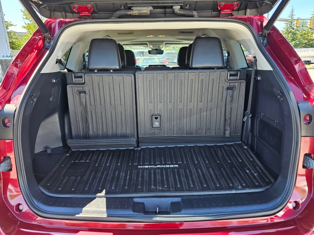 Used 2021 Toyota Highlander XLE AWD/4WD image 10