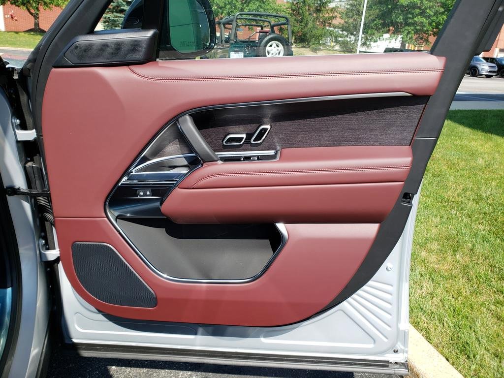 New 2025 Land Rover Range Rover SE image 18