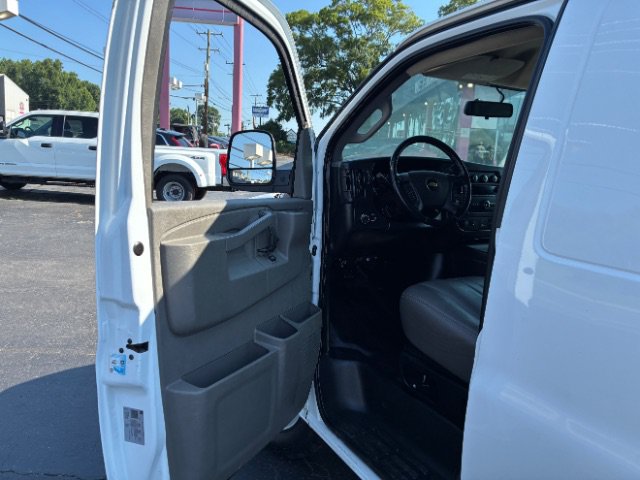 Used 2021 Chevrolet Express 3500 w/ Driver Convenience Package RWD image 16