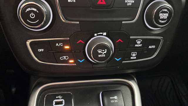 Used 2018 Jeep Compass Latitude w/ Popular Equipment Group FWD image 17