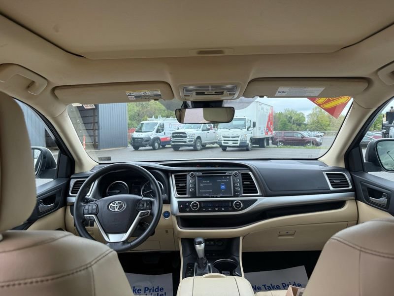 Used 2017 Toyota Highlander XLE AWD/4WD image 14