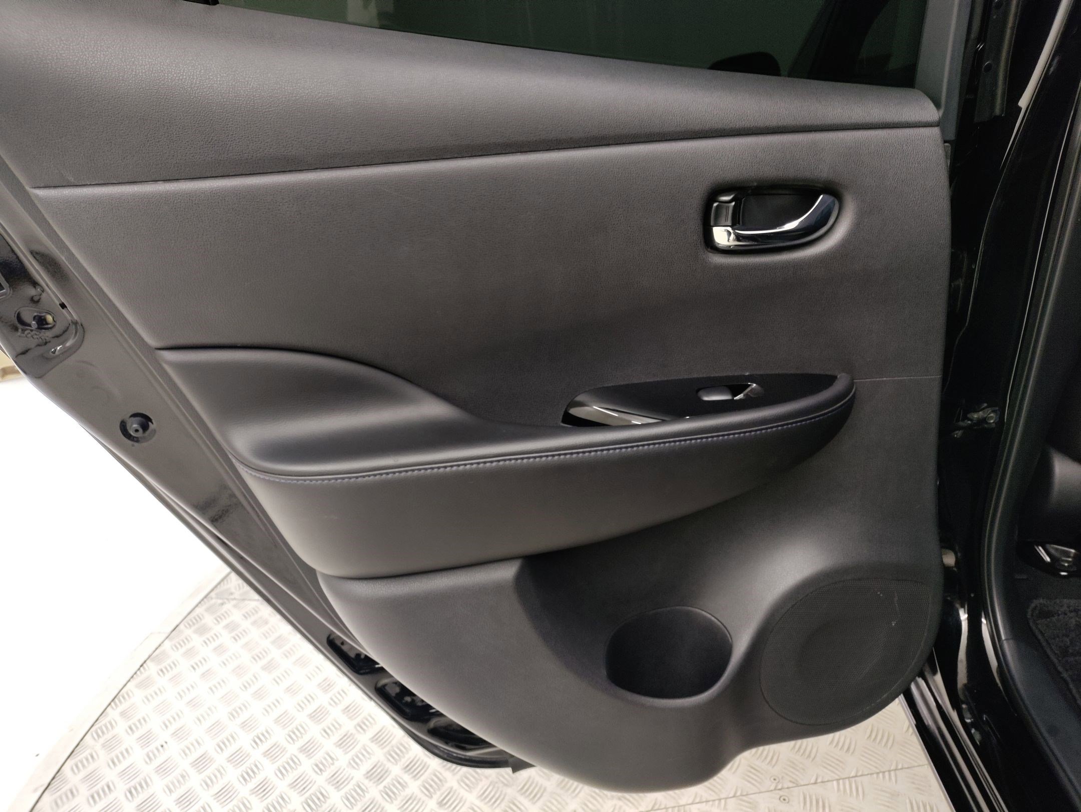 Used 2015 Nissan Leaf SL w/ Premium Package image 30