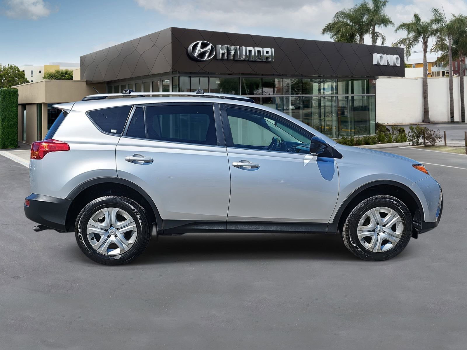 Used 2015 Toyota RAV4 LE image 2