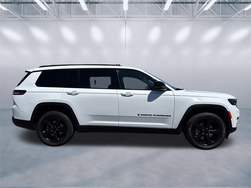 Used 2021 Jeep Grand Cherokee L Laredo image 3