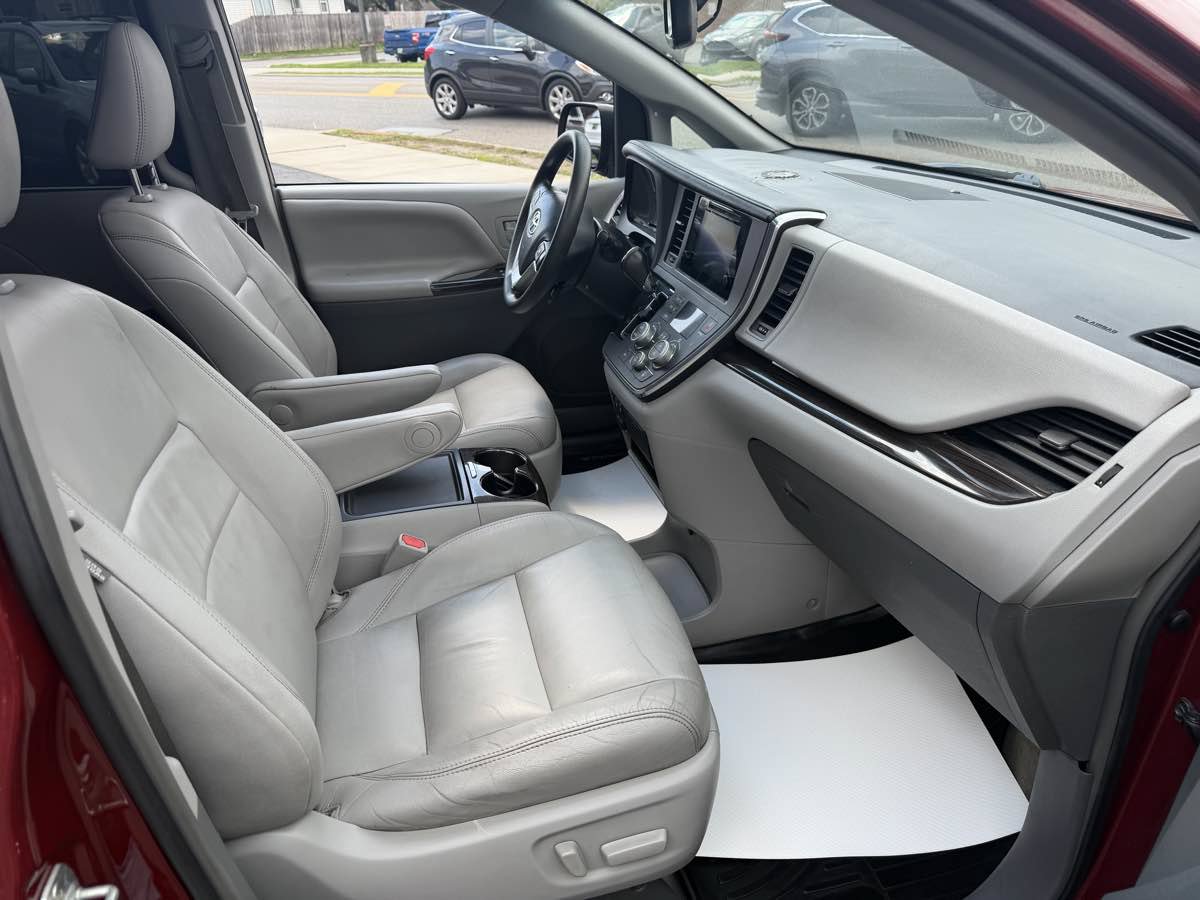 Used 2017 Toyota Sienna XLE AWD/4WD image 18