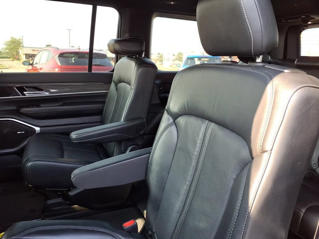 Certified 2022 Jeep Wagoneer Series III w/ Flexible Seating Group AWD/4WD image 15