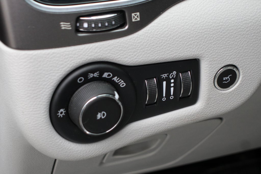 Used 2020 Jeep Cherokee Limited image 19