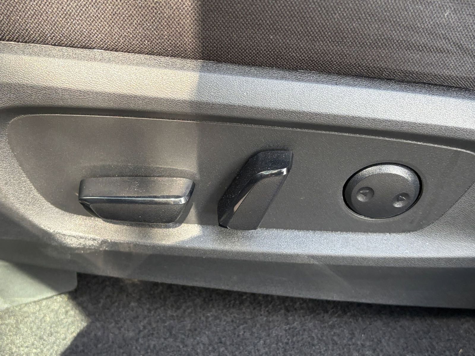 Used 2025 Nissan Pathfinder SV FWD image 23