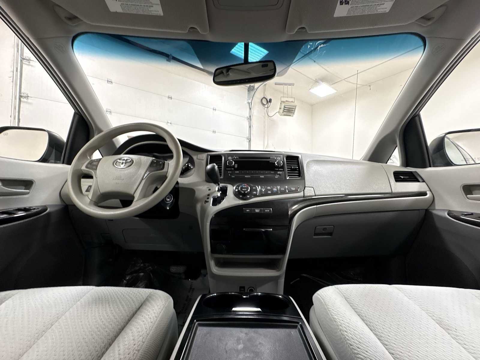 Used 2014 Toyota Sienna LE FWD image 26