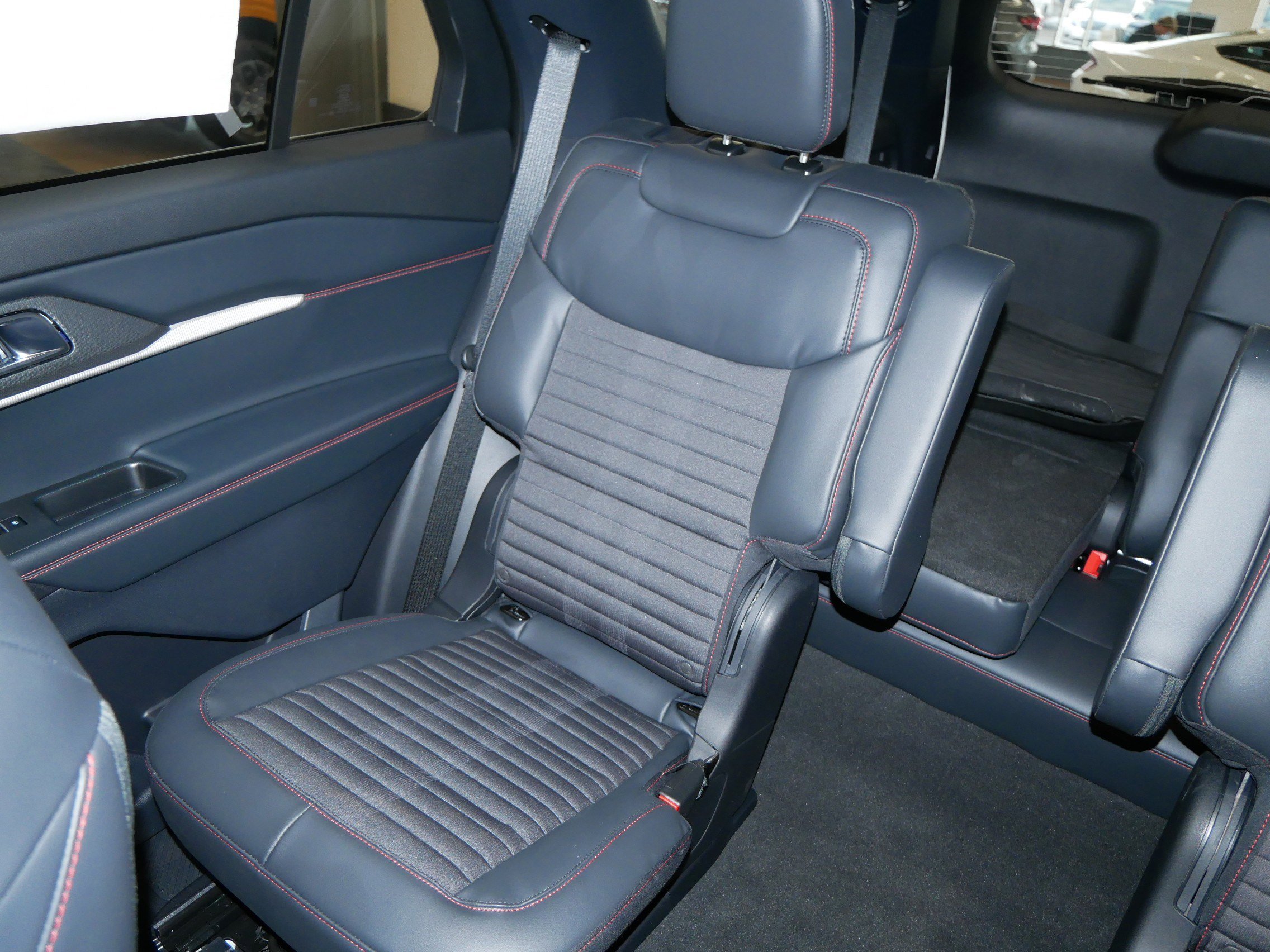 Used 2026 Ford Explorer ST-Line w/ ST-Line Street Pack image 12