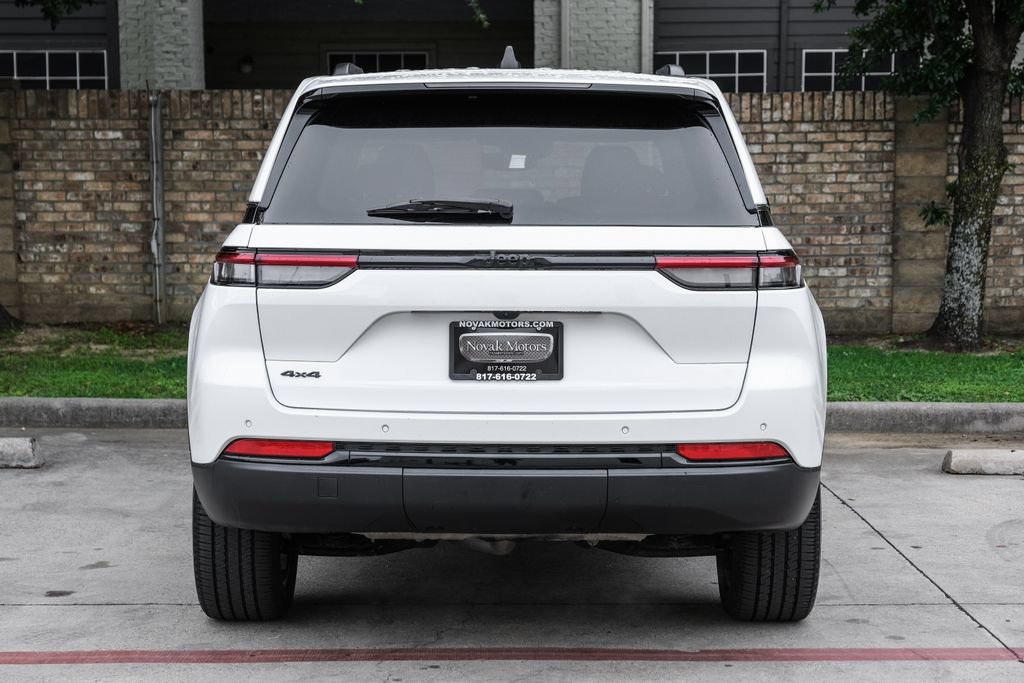 Used 2023 Jeep Grand Cherokee Altitude AWD/4WD image 18