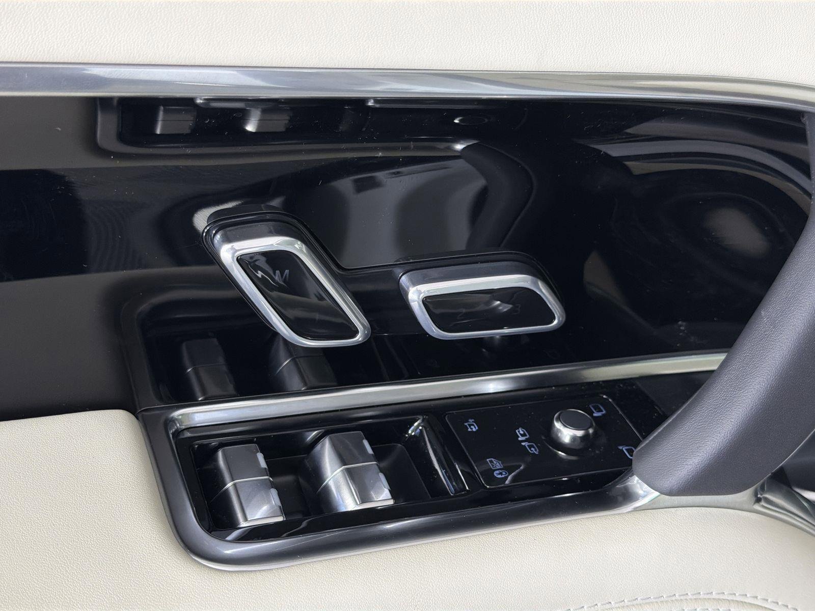 New 2025 Land Rover Range Rover SE image 24