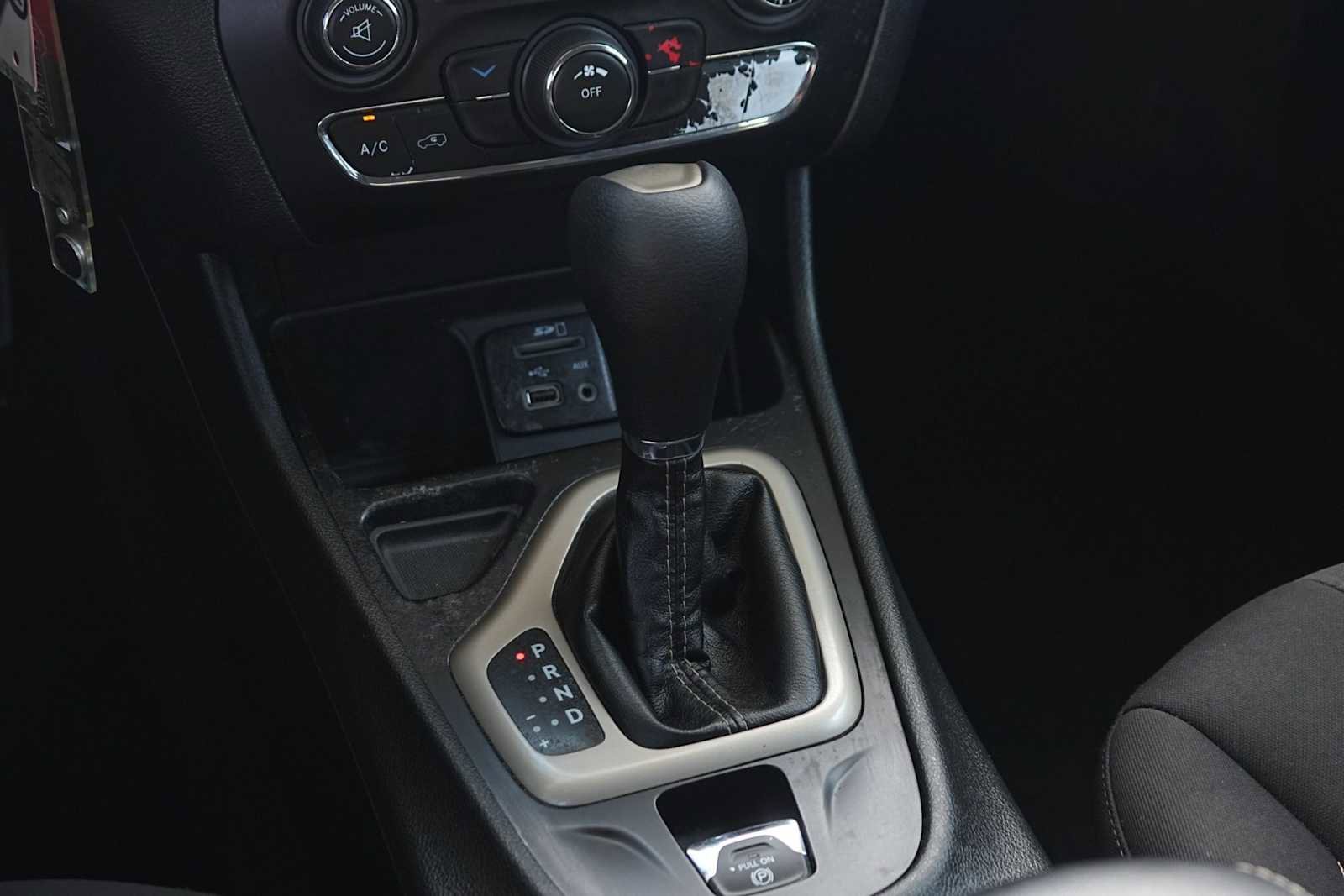 Used 2017 Jeep Cherokee Latitude w/ Comfort & Sound Group FWD image 21