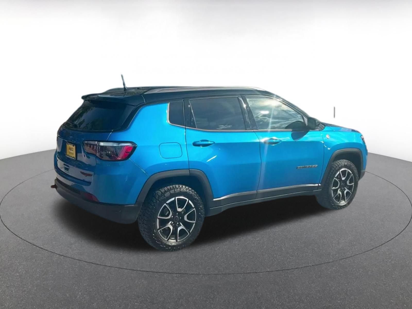 Used 2025 Jeep Compass Trailhawk AWD/4WD image 14