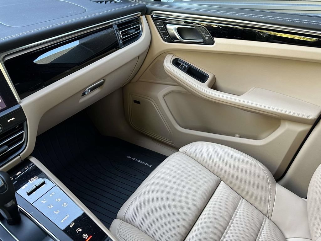 Certified 2025 Porsche Macan AWD/4WD image 31
