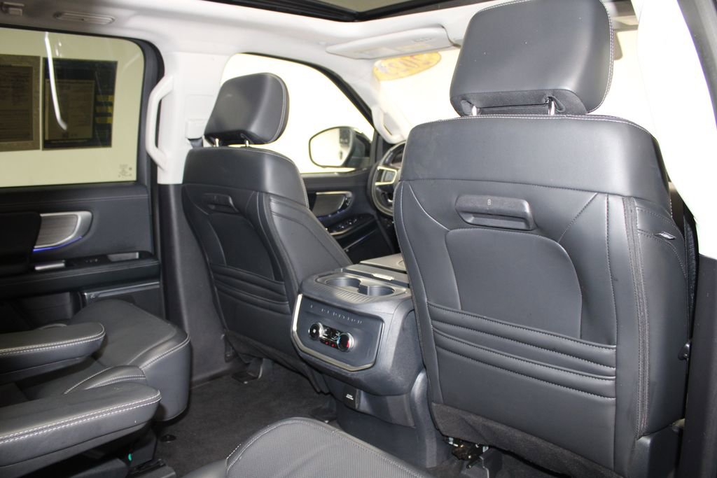 Used 2025 Ford Expedition Platinum image 37